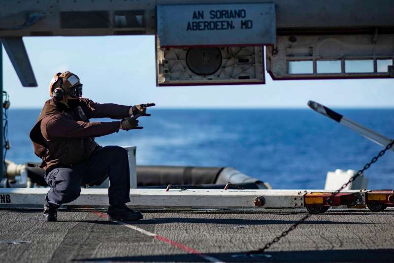 美軍雷根號航空母艦（CVN-76）甲板上指揮飛機起降的地勤人員。（雷根號臉書）