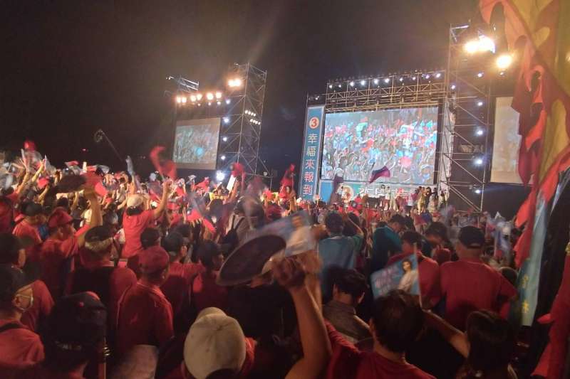 國民黨高市長補選候選人李眉蓁今晚舉行選前之夜造勢,10萬人不畏風雨熱情相挺。(圖/徐炳文) 國民黨高市長補選候選人李眉蓁今晚舉行選前之夜造勢,10萬人不畏風雨熱情相挺。(圖/徐炳文)
