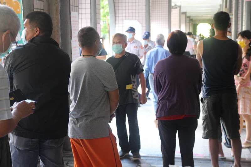 20200815-高雄市長補選15日登場,不少民眾一早就排隊投票。(黃信維攝) 20200815-高雄市長補選15日登場,不少民眾一早就排隊投票。(黃信維攝)