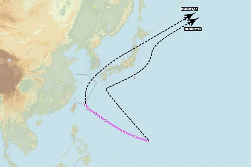 兩架美國空軍的B-1B戰略轟炸機17日從關島返回美國本土基地，飛行途中先繞道中國劃定的「東海航空識別區」才轉向飛回美國。（翻攝Aircraft Spots推特）