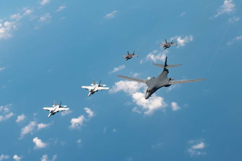 美國空軍的B-1B戰略轟炸機、B-2匿蹤轟炸機、F-15C戰機17日在東海上空執行任務。(翻攝Aircraft Spots推特) 美國空軍的B-1B戰略轟炸機、B-2匿蹤轟炸機、F-15C戰機17日在東海上空執行任務。(翻攝Aircraft Spots推特)