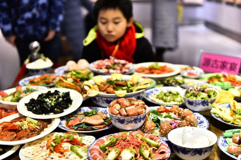 习近平认为粮食问题不能侥幸,一旦出问题谁也救不了。 (新华社)