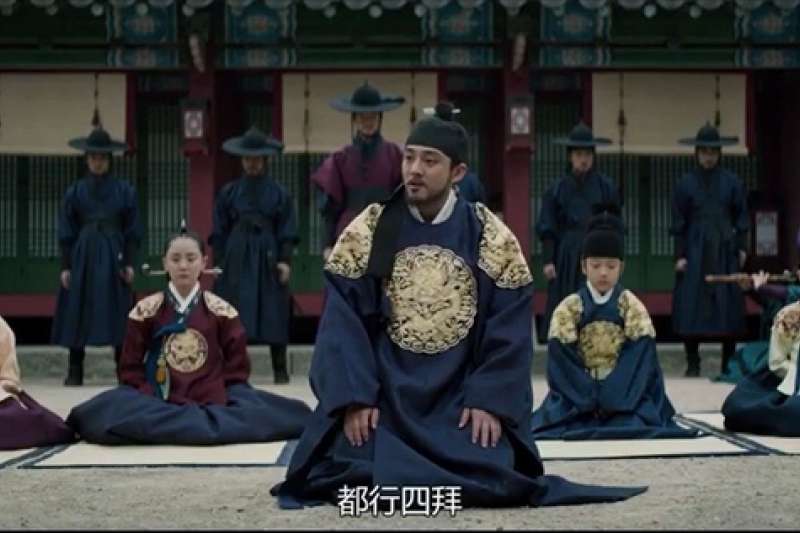 世子要求大家對生母行四拜禮(圖/取自方格子) 世子要求大家對生母行四拜禮(圖/取自方格子)