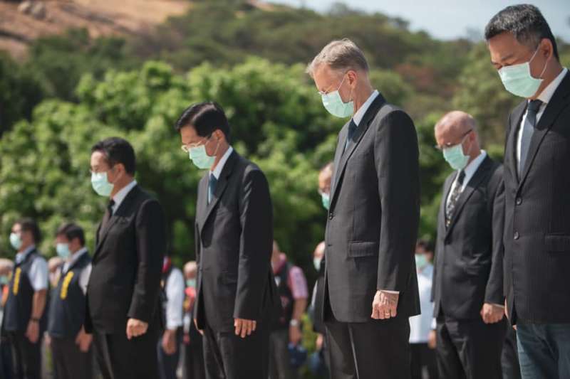 美國在台協會台北辦事處處長酈英傑2020年8月23日在金門參加紀念1958年823戰役活動,與台灣總統蔡英文一起向當年在戰役中犧牲的官兵致敬。(美國在台協會臉書) 美國在台協會台北辦事處處長酈英傑2020年8月23日在金門參加紀念1958年823戰役活動,與台灣總統蔡英文一起向當年在戰役中犧牲的官兵致敬。(美國在台協會臉書)