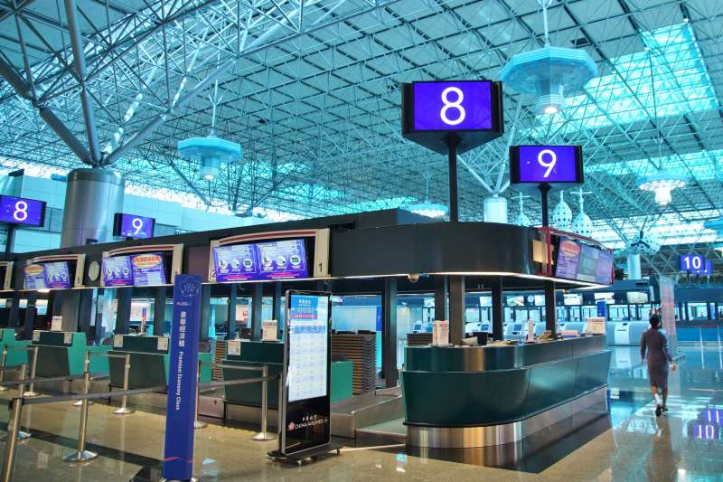 20200830-桃園國際機場一景,受疫情影響航班大幅取消,航廈空蕩蕩。(盧逸峰攝) 20200830-桃園國際機場一景,受疫情影響航班大幅取消,航廈空蕩蕩。(盧逸峰攝)