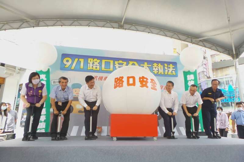 20200901-交通部與內政部1日共同舉行全國路口安全大執法記者會,交通部長林佳龍(左三)、內政部長徐國勇(右三)同台出席活動。(交通部提供) 20200901-交通部與內政部1日共同舉行全國路口安全大執法記者會,交通部長林佳龍(左三)、內政部長徐國勇(右三)同台出席活動。(交通部提供)