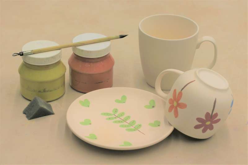 陶藝研習室的釉下彩繪體驗，素坯造形有咖啡杯盤組、馬克杯、盤。(圖/鶯歌陶瓷博物館提供)