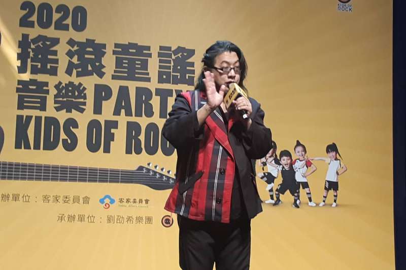 劉劭希老師用節奏感十足的搖滾客語寫下了「洗手歌」。(圖/唐可欣) 劉劭希老師用節奏感十足的搖滾客語寫下了「洗手歌」。(圖/唐可欣)