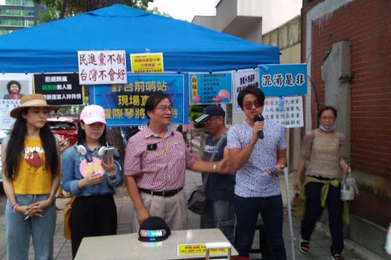 20200915-自6月30日起,黃國樑主委羅際琴(左三)與網路直播主在抗議現場,並負責管制及值班安排,到7月17日抗爭結束才最後撤離;相對干北辰7月1日自稱帶了二百人是自己功勞,浮咵不實!(劉蓉芬小姐提供) 20200915-自6月30日起,黃國樑主委羅際琴(左三)與網路直播主在抗議現場,並負責管制及值班安排,到7月17日抗爭結束才最後撤離;相對干北辰7月1日自稱帶了二百人是自己功勞,浮咵不實!(劉蓉芬小姐提供)