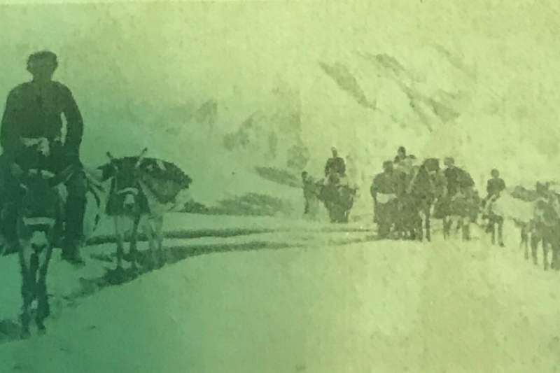 逃難隊伍經羅布蓋子雪達坂途中。(作者提供) 逃難隊伍經羅布蓋子雪達坂途中。(作者提供)