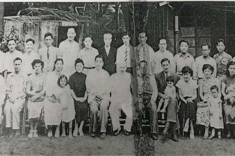 攀越帕米爾來的新疆人,1952年在大院子合影。(作者提供) 攀越帕米爾來的新疆人,1952年在大院子合影。(作者提供)
