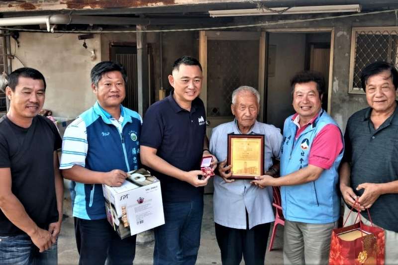 楊忠俊鄉長帶縣長與社會處長探訪村莊長者。(圖/楊經緯) 楊忠俊鄉長帶縣長與社會處長探訪村莊長者。(圖/楊經緯)