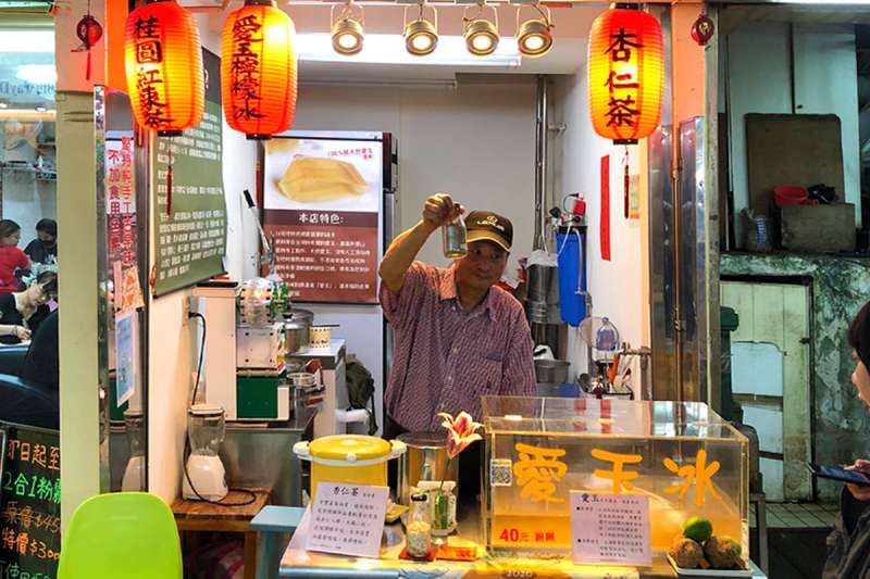 超級熱情老闆介紹自家食材，從愛玉到提味檸檬汁都是純天然（資料照：華西街觀光夜市粉絲團）