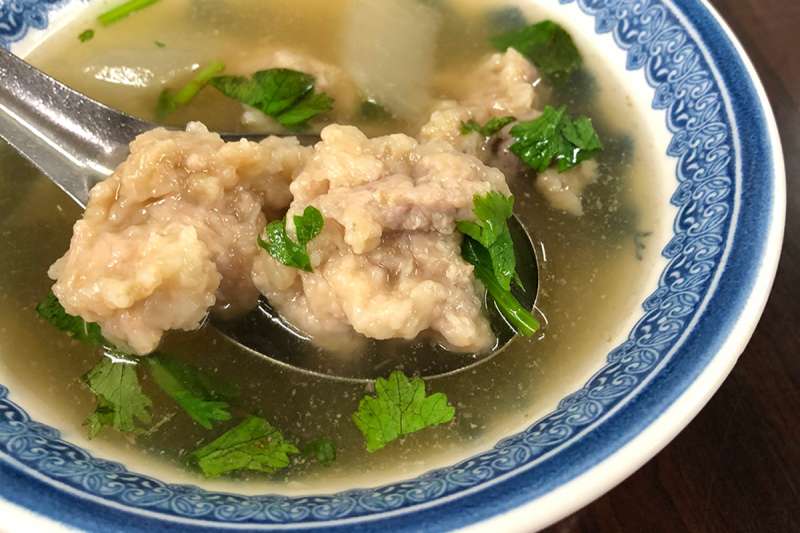 許多老饕的愛店,一進門就看到櫃檯後牆上大大的金字寫著大鐤肉羹、香菇滷肉飯兩樣招牌(資料照:華西街觀光夜市粉絲團) 許多老饕的愛店,一進門就看到櫃檯後牆上大大的金字寫著大鐤肉羹、香菇滷肉飯兩樣招牌(資料照:華西街觀光夜市粉絲團)