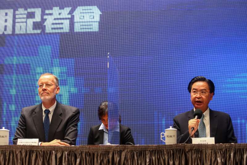 20200930-外交部長吳釗燮(右)、AIT美國在台協會處長酈英傑(左)30日召開「台美基礎建設融資及市場建立合作架構說明記者會」。(顏麟宇攝) 20200930-外交部長吳釗燮(右)、AIT美國在台協會處長酈英傑(左)30日召開「台美基礎建設融資及市場建立合作架構說明記者會」。(顏麟宇攝)