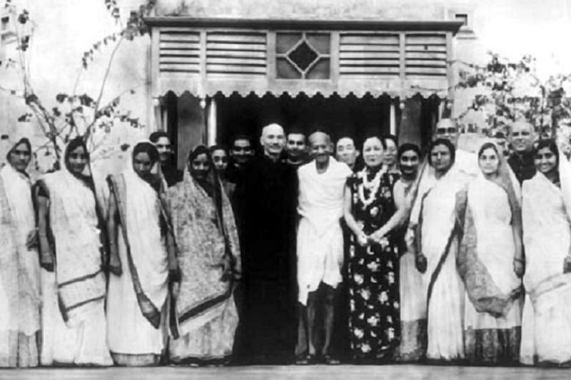 1942年2月10日,國民政府軍事委員會委員長蔣中正與夫人宋美齡訪問印度,受到東道主聖雄甘地在其住所歡迎。(維基百科) 1942年2月10日,國民政府軍事委員會委員長蔣中正與夫人宋美齡訪問印度,受到東道主聖雄甘地在其住所歡迎。(維基百科)