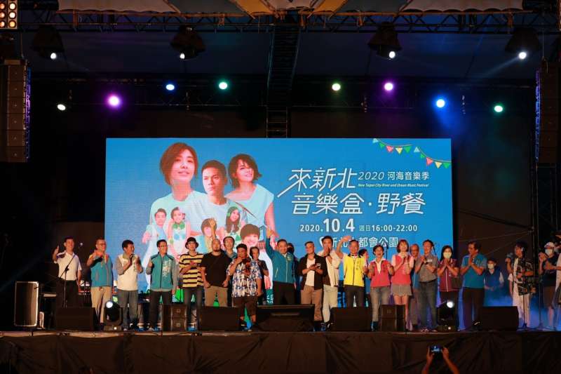 新北舉辦的「音樂盒‧野餐」演唱會,從下午嗨唱到晚上,市長侯友宜也與民眾一起參與。(圖/新北市觀旅局提供) 新北舉辦的「音樂盒‧野餐」演唱會,從下午嗨唱到晚上,市長侯友宜也與民眾一起參與。(圖/新北市觀旅局提供)