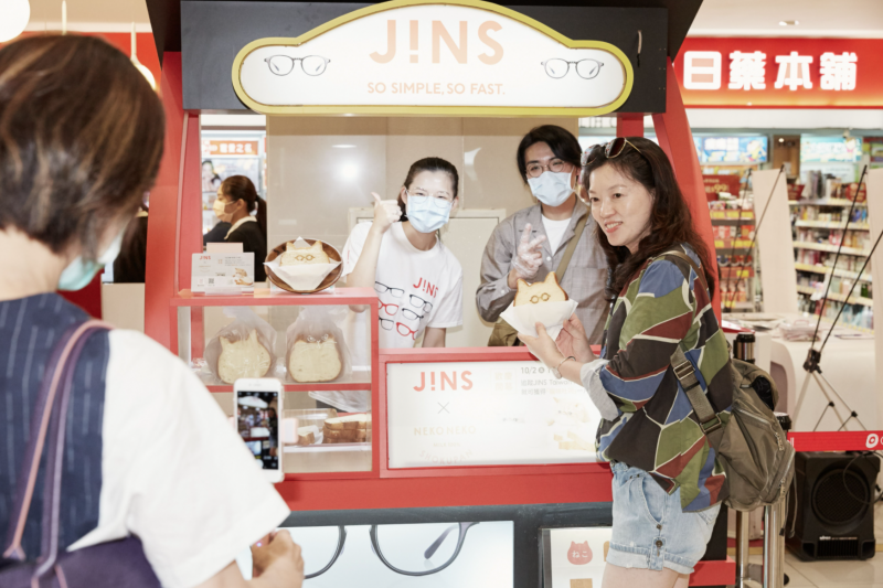 貓咪吐司上面還印著JINS可愛眼鏡,讓民眾忍不住排隊拍照,人氣相當旺。(圖/JINS提供) 貓咪吐司上面還印著JINS可愛眼鏡,讓民眾忍不住排隊拍照,人氣相當旺。(圖/JINS提供)