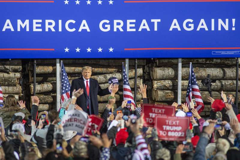 美國總統大選:川普與支持者(AP) 美國總統大選:川普與支持者(AP)