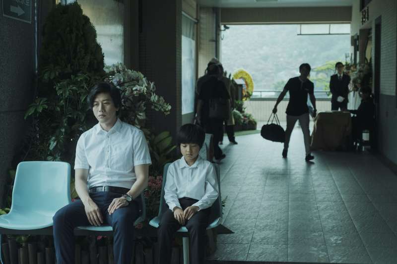 20201012-《親愛的房客》劇照,莫子儀和白潤音飾演父子。(牽猴子整合行銷提供) 20201012-《親愛的房客》劇照,莫子儀和白潤音飾演父子。(牽猴子整合行銷提供)