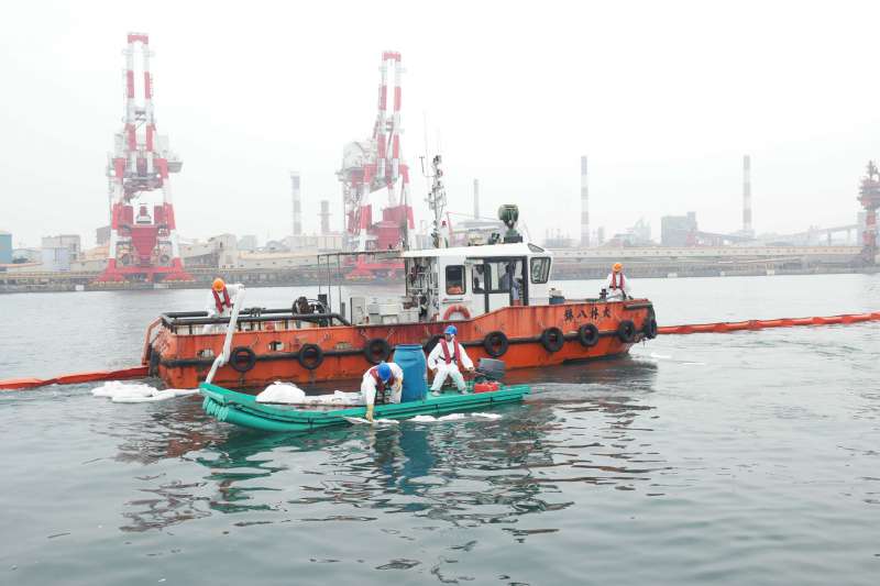 高雄市政府海洋局為強化海洋油污染緊急應變處置，舉辦海洋油污染及防恐緊急應變演習。（圖/高雄市政府海洋局提供）