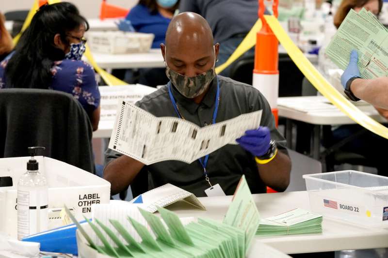 亞利桑那州的選務人員正在對選票進行分類,美國目前已有超過7千萬人提前投票。(美聯社) 亞利桑那州的選務人員正在對選票進行分類,美國目前已有超過7千萬人提前投票。(美聯社)