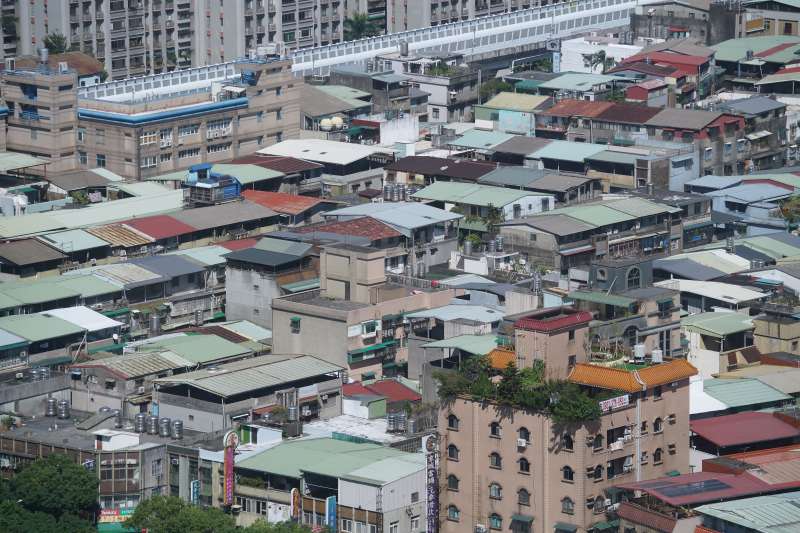 20201101-新北市板橋區樓房一景、房地產、房市、老舊樓房都更配圖。（盧逸峰攝）