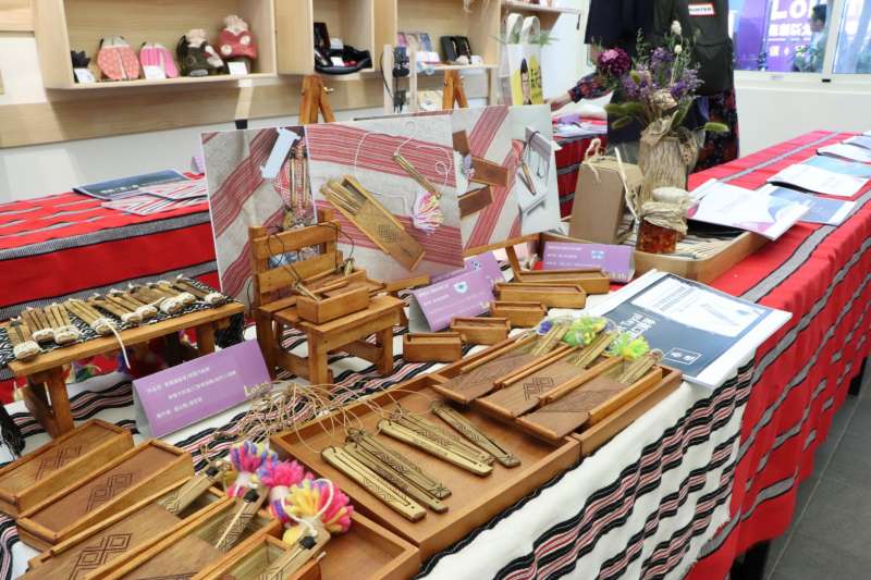 今年新增工藝精實組團隊，展出傳統工藝品、飾品、木工作品、原創設計品，盡現設計者智慧與巧藝。(圖/新北市原民局提供)