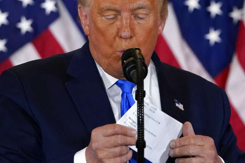 2020美國大選、美國總統大選:美國總統大選結果尚未出爐,美東時間4日凌晨2時20分左右,川普在白宮發表「勝選」演說。(AP) 2020美國大選、美國總統大選:美國總統大選結果尚未出爐,美東時間4日凌晨2時20分左右,川普在白宮發表「勝選」演說。(AP)