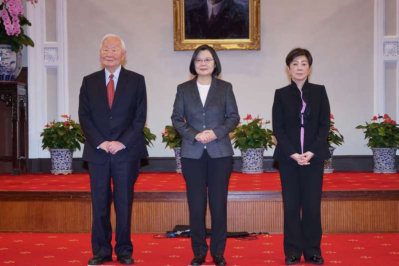 20201110-總統蔡英文、台積電創辦人張忠謀及夫人張淑芬10日出席「APEC領袖代表發布記者會」。（盧逸峰攝）