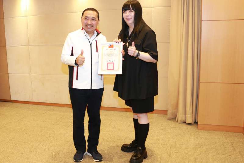 新北市長侯友宜頒發感謝狀予設計師潘怡良，感謝她設計新北團隊制服。(圖/李梅瑛攝)