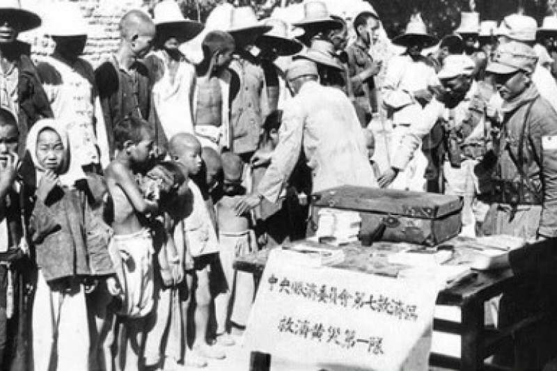 1938年，國民政府和國軍向黃氾區災民發放救濟物質。（作者提供）