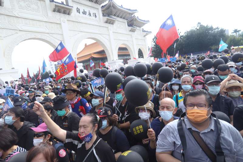 20201122-秋鬥遊行,國民黨大隊隊伍於中正紀念堂外自由廣場集結。(陳品佑攝) 20201122-秋鬥遊行,國民黨大隊隊伍於中正紀念堂外自由廣場集結。(陳品佑攝)
