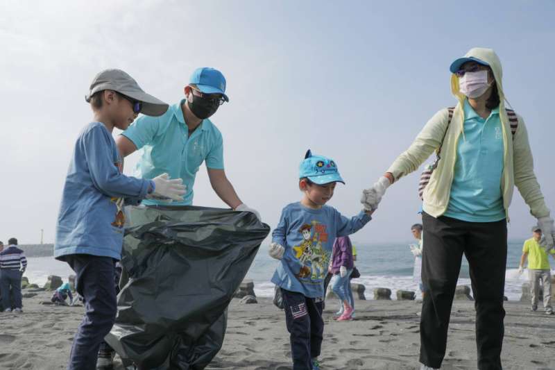 高雄市民攜家帶眷踴躍參與「歐in灣淨灘活動」。(圖/徐炳文)