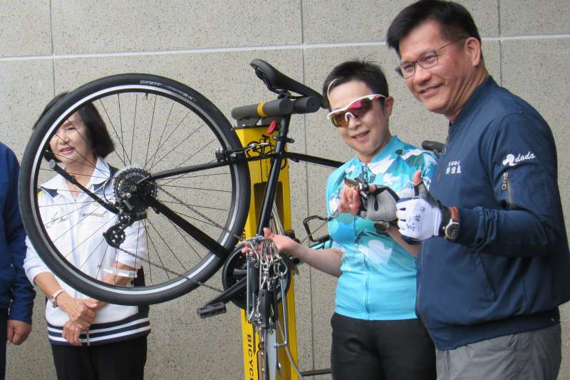 為解決車友騎車在外遇到車輛故障卻無計可施的痛點,自行車新文化基金會特別請廠商特製自行車「維修樁」捐贈與交通部。(圖/趙筱蓓) 為解決車友騎車在外遇到車輛故障卻無計可施的痛點,自行車新文化基金會特別請廠商特製自行車「維修樁」捐贈與交通部。(圖/趙筱蓓)
