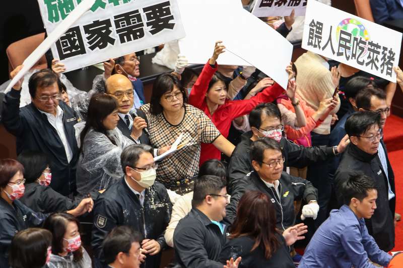 20201127-行政院長蘇貞昌27日至立院進行施政報告，遭國民黨委員潑豬內臟杯葛。（顏麟宇攝）