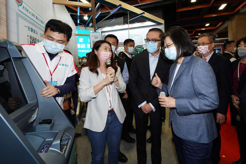 蔡英文親臨金博會 體驗中國信託「新一代ATM」,對這項功能特別感興趣-