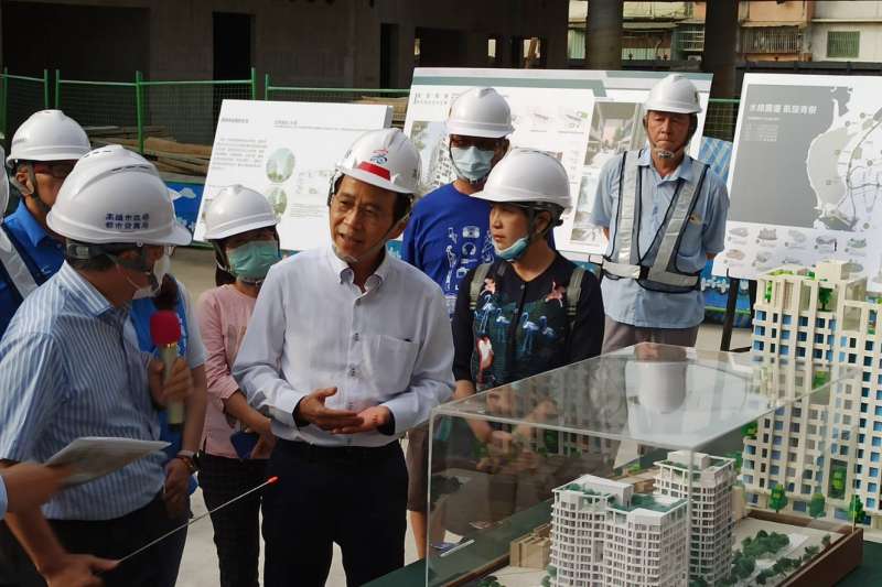 副市長林欽榮聽取都發局機11社宅施工簡報。(圖/高雄都發局提供) 副市長林欽榮聽取都發局機11社宅施工簡報。(圖/高雄都發局提供)