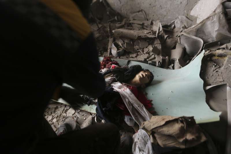2020年2月,敘利亞伊德利卜(Idlib)一名男童死於政府軍空襲(AP) 2020年2月,敘利亞伊德利卜(Idlib)一名男童死於政府軍空襲(AP)