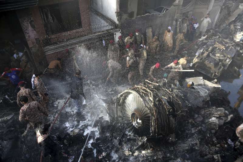 2020年5月22日,巴基斯坦一架客機墜毀在大城喀拉蚩(Karachi)住宅區,機上有近100人(AP) 2020年5月22日,巴基斯坦一架客機墜毀在大城喀拉蚩(Karachi)住宅區,機上有近100人(AP)