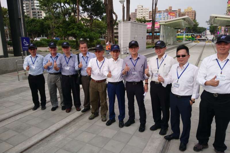 高雄環狀輕軌第二階段部分路段初勘,網羅全國各地土建、機電及營運專家9人,組成初勘委員會。(圖/徐炳文攝) 高雄環狀輕軌第二階段部分路段初勘,網羅全國各地土建、機電及營運專家9人,組成初勘委員會。(圖/徐炳文攝)