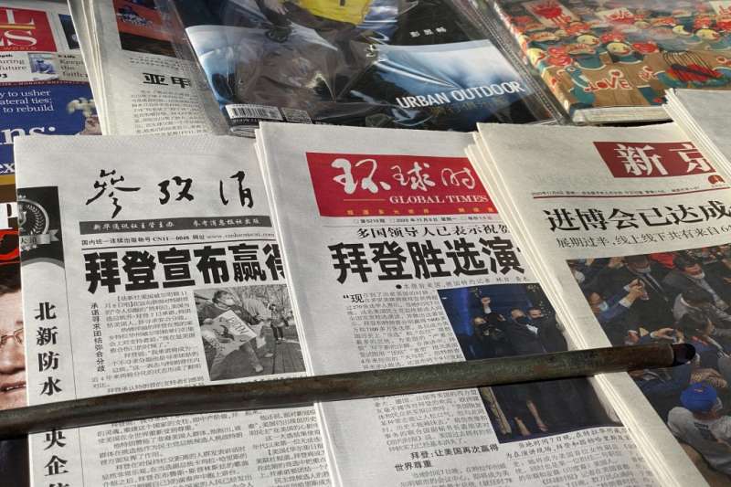 北京街頭的書報攤上擺滿了拜登勝選的消息。(美聯社) 北京街頭的書報攤上擺滿了拜登勝選的消息。(美聯社)