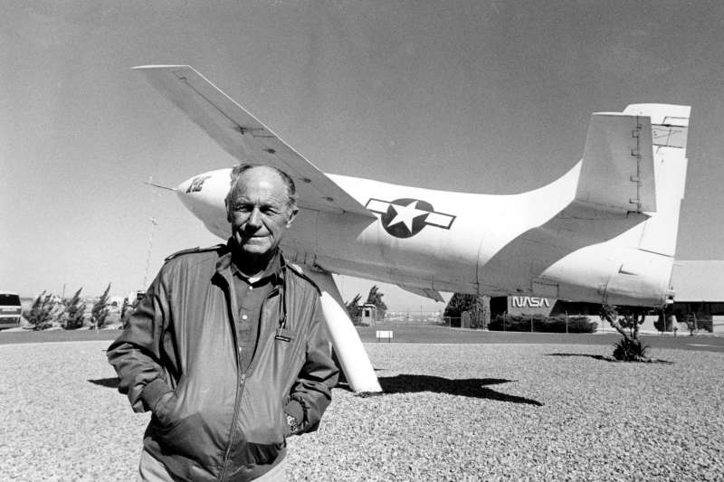 美國空軍傳奇試飛員葉格(Chuck Yeager),攝於1985年,身後就是他打破音障的Bell X-1(AP) 美國空軍傳奇試飛員葉格(Chuck Yeager),攝於1985年,身後就是他打破音障的Bell X-1(AP)