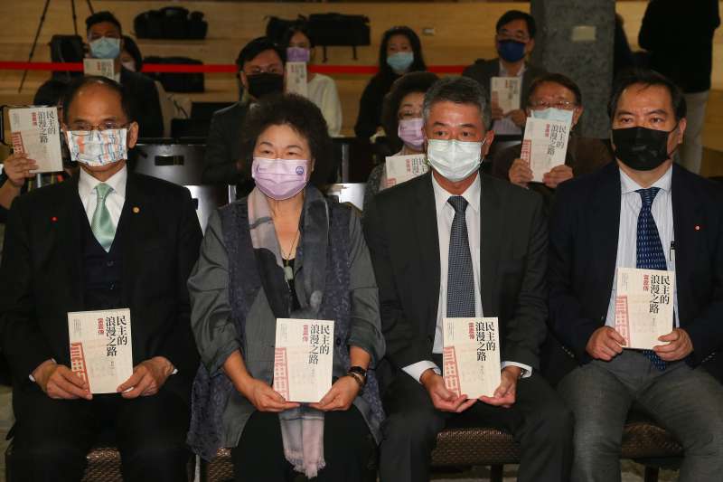 20201210-立法院長游錫堃(左起)、監察院長陳菊、雷震家屬金幼陵、政委羅秉成10日出席《民主的浪漫之路:雷震傳》新書發表會。(顏麟宇攝) 20201210-立法院長游錫堃(左起)、監察院長陳菊、雷震家屬金幼陵、政委羅秉成10日出席《民主的浪漫之路:雷震傳》新書發表會。(顏麟宇攝)