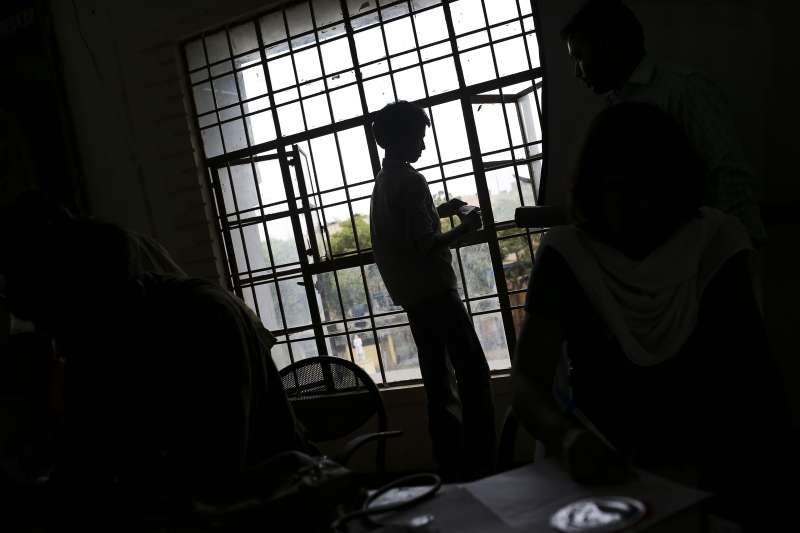 2012年7月11日,印度警方救出新德里某家成衣廠裡的童工,其中一位獲救兒童正等待當局處理他的案子(美聯社) 2012年7月11日,印度警方救出新德里某家成衣廠裡的童工,其中一位獲救兒童正等待當局處理他的案子(美聯社)
