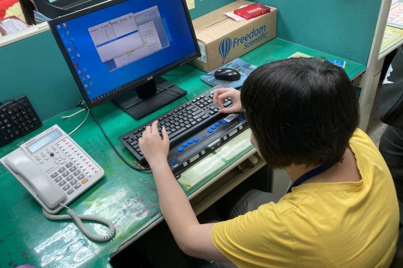 勞工局職務再設計克服就業障礙。(圖/高市勞工局提供)