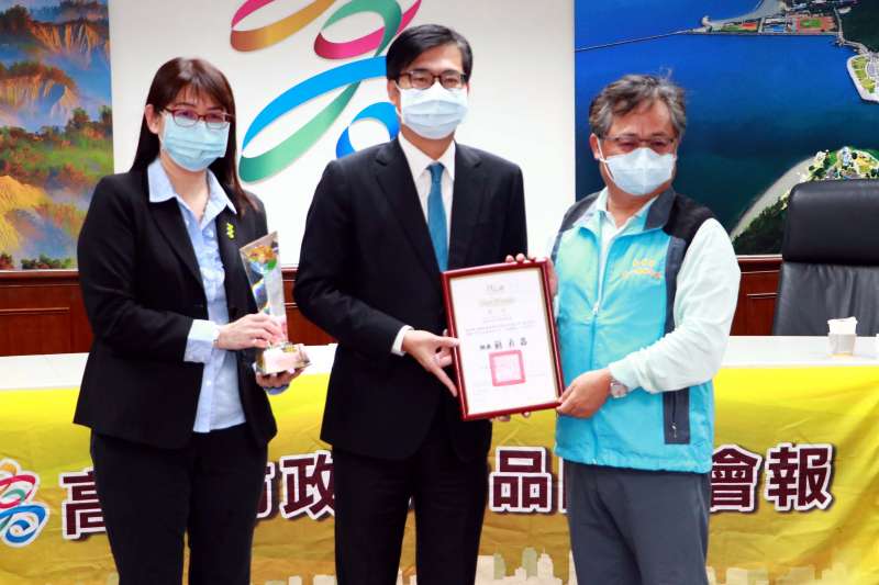 高雄市毒防局長林瑩蓉(左起)、陳其邁市長親自表揚,今年度獲得行政院反毒有功人士的錦昌藥局林錦良藥師,表彰其專業熱忱及卓越事蹟。(毒防局廣告) 高雄市毒防局長林瑩蓉(左起)、陳其邁市長親自表揚,今年度獲得行政院反毒有功人士的錦昌藥局林錦良藥師,表彰其專業熱忱及卓越事蹟。(毒防局廣告)