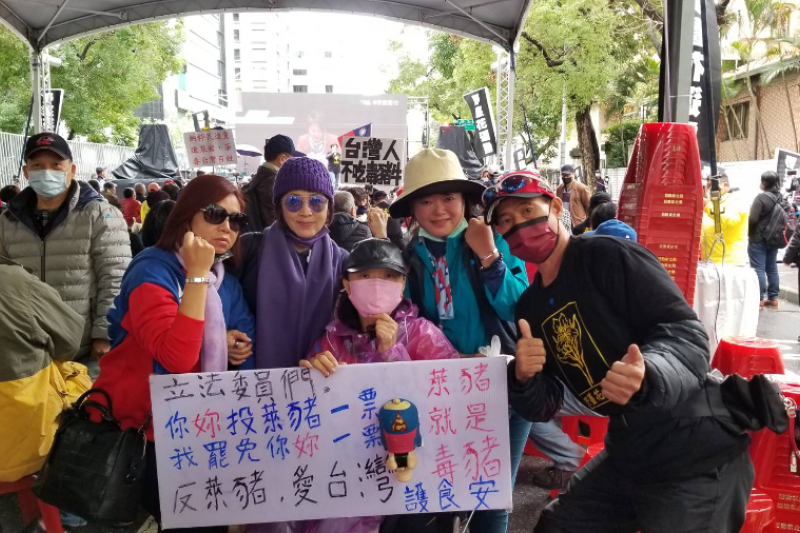 20201229-圖為響應前立委沈智慧野薑花運動,由台中北上接力守護食安的秀秀聯軍百餘人到場聲援。(弘安提供) 20201229-圖為響應前立委沈智慧野薑花運動,由台中北上接力守護食安的秀秀聯軍百餘人到場聲援。(弘安提供)