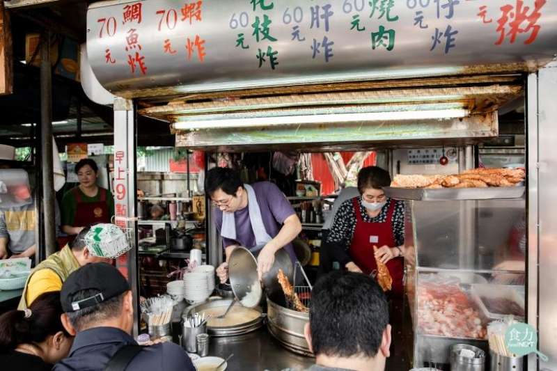 台北大稻埕美食巷弄名店「葉家肉粥」，招牌的「赤肉」因獨門作法而風味極佳，如今已傳承三代，延續了老台北的溫暖記憶。（圖／食力foodNext）