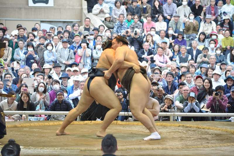 日本相撲力士、第69代橫綱白鵬翔與對手鶴龍交戰。(江戸村のとくぞう/CC BY-SA 4.0) 日本相撲力士、第69代橫綱白鵬翔與對手鶴龍交戰。(江戸村のとくぞう/CC BY-SA 4.0)